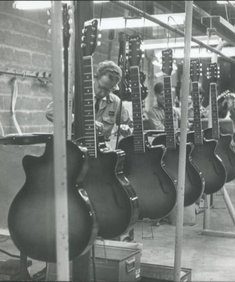 DE LEGENDARISCHE EGMOND GITAAR