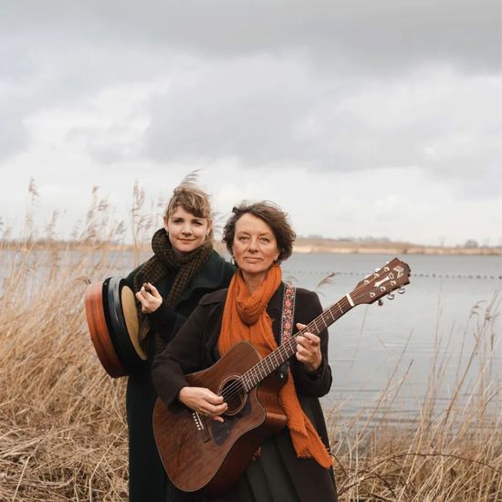 The Lasses - Ver Weg, Dichtbij...