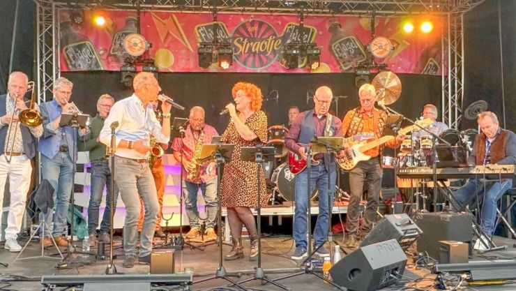 Meezingen met de Timeless partyband