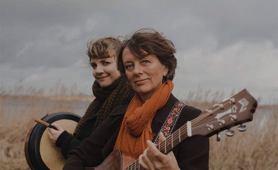 The Lasses - Ver Weg, Dichtbij...